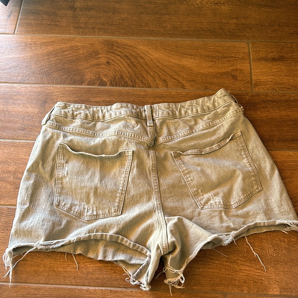 Universal Thread Shorts - Picture 2 of 3